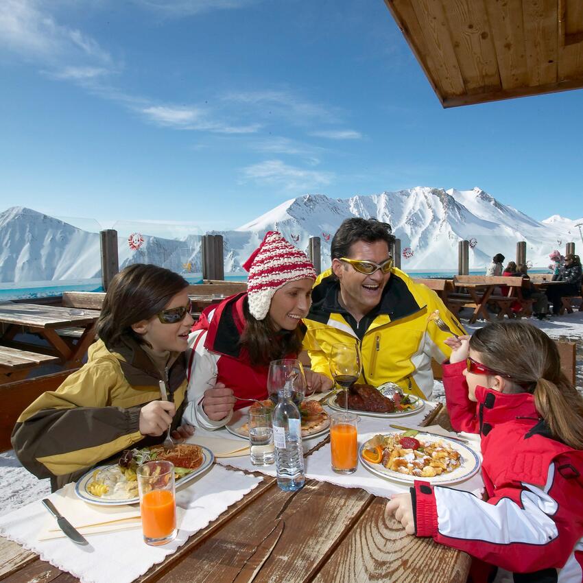 familie skiurlaub tirol essen hütte skigebiet